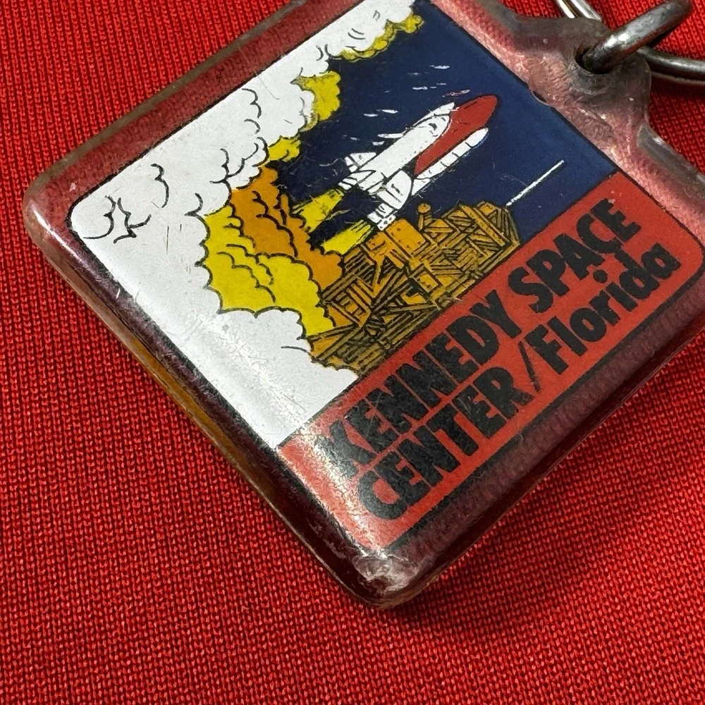 Vintage Kennedy Space Center- Space‎ Shuttle Keychain